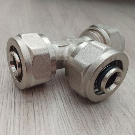 3931. Idrosanitaria Bonomi Трійник з гайкою рівносторонній